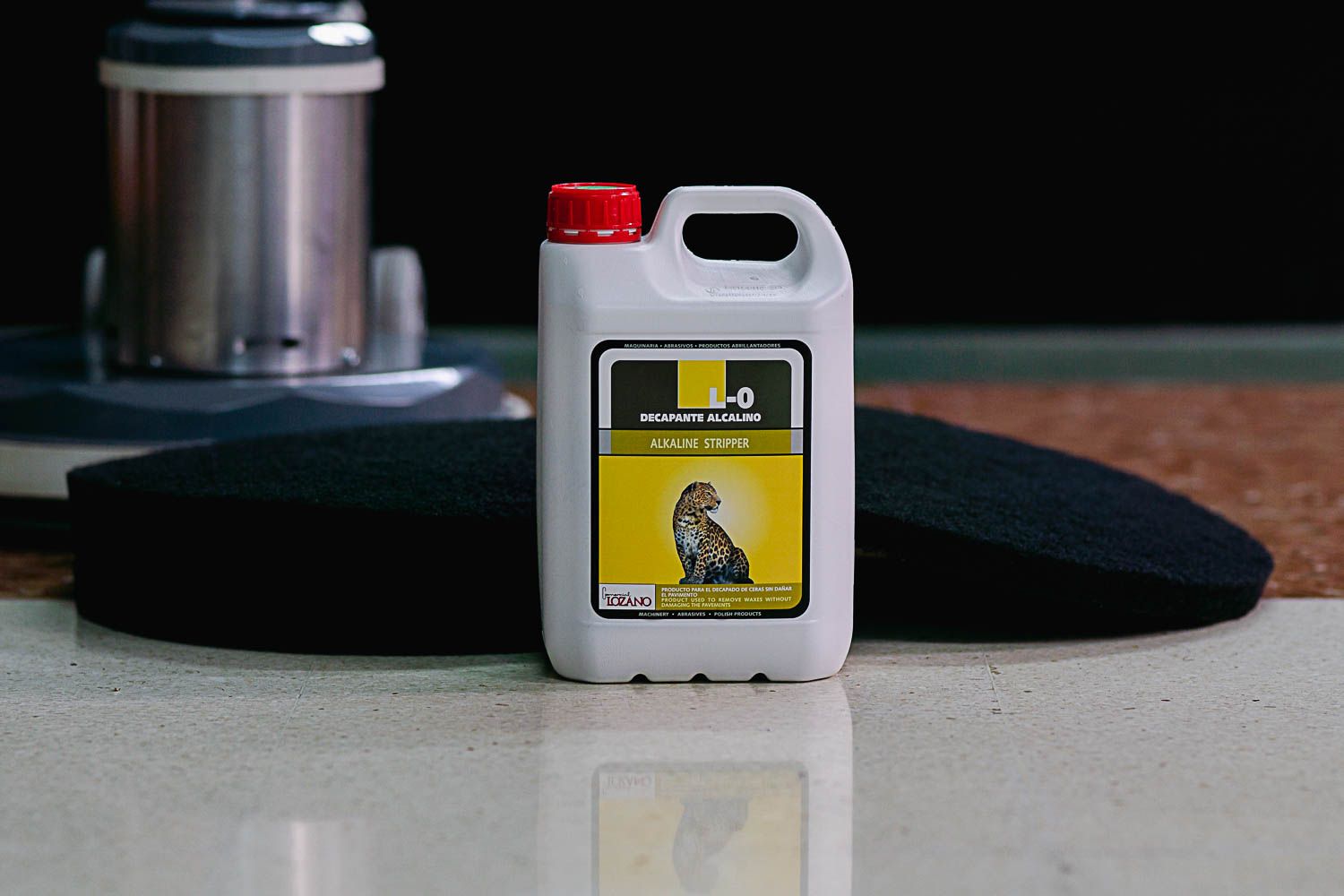 Decapante alcalino para suelos Leopard-0 de Comercial Lozano