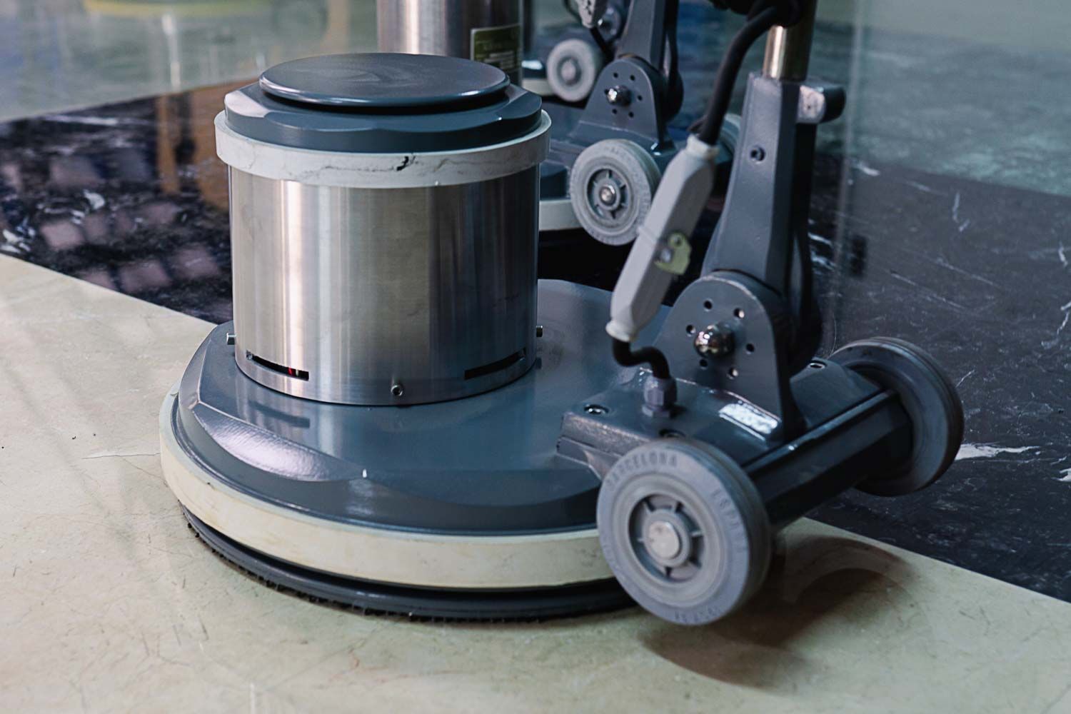 Máquina rotativa abrillantadora fabricada por Comercial Lozano especialistas en suelos